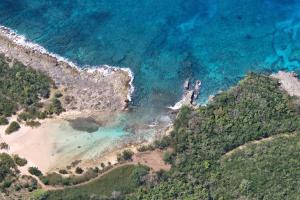 路易港Villa Eden, à 400 mètres de la plage du Souffleur的享有海滩和海洋的空中景致