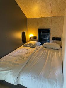WanneperveenEuroParcs De Wiedense Meren的卧室里一张大白色的床