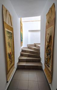 布拉索夫武士之家膳食公寓的走廊上设有楼梯,墙上挂有绘画作品