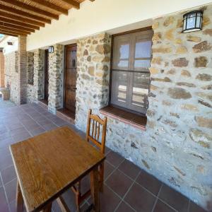 马拉加Habitacion rural en Alora Caminito del Rey的庭院设有木桌和窗户。