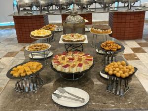 吉达HAWADA PIONEER的餐桌上放满了各种蛋糕和甜点