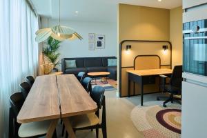 阿姆斯特丹Cityden BoLo District的客厅配有桌椅和沙发