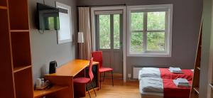 比克勒毕可拉酒店的酒店客房配有一张床、一张书桌和一张书桌。