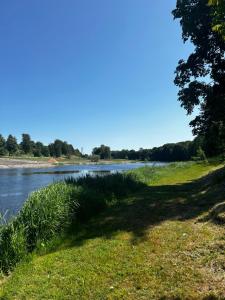 包斯卡Atpūtas komplekss ''Klintis''的河上有草,有树在前沿