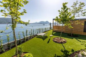 巴韦诺Lago Maggiore Bay的一个带长凳并享有水景的花园