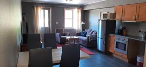 比克勒毕可拉酒店的厨房以及带沙发和桌子的客厅。