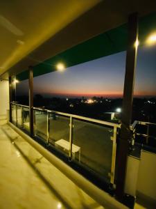 瑞诗凯诗GREEN DANDI HOMESTAY的阳台,晚上可欣赏到城市景观