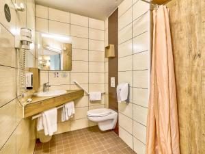 奥比埃B&B HOTEL Clermont-Ferrand Sud Aubière的一间带卫生间、水槽和镜子的浴室