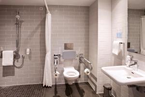 奥伯豪森Holiday Inn Express Oberhausen, an IHG Hotel的一间带卫生间和水槽的浴室