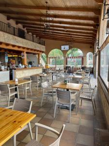 马拉加Habitacion rural en Alora Caminito del Rey的一间在房间内配有桌椅的餐厅
