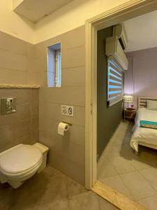 伯利恒Dar al Majus的一间带卫生间和床的浴室