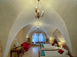 伯利恒Dar al Majus的一间带两张床的卧室和一间客厅