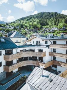 滨湖采尔The Gast House Zell am See的空中景色,建筑有桥