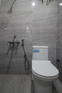海得拉巴Arjuna Luxury Rooms的一间带卫生间和淋浴的浴室