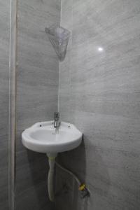 海得拉巴Arjuna Luxury Rooms的浴室设有白色的盥洗盆和淋浴