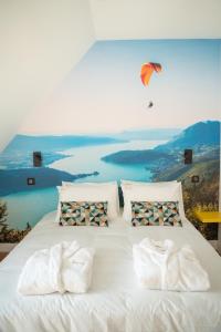 Ayros-ArbouixLodge du Hautacam的一间卧室配有一张床,享有水景