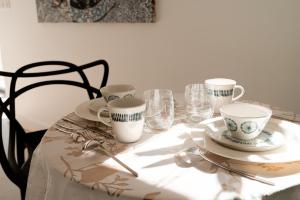 Ayros-ArbouixLodge du Hautacam的桌子上放有盘子和杯子,杯子