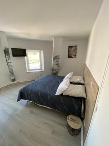 孔特雷克塞维尔Residence Gaby & Tom 4 Étoiles的一间卧室设有一张大床和一个窗户。