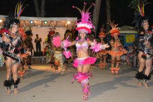 拉戈堡巴迪亚西亚村露营假日公园的一群穿着服装的妇女在游行中跳舞