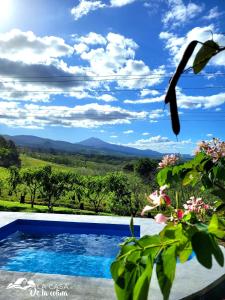 San RafaelVista al Volcán Tenorio y Montaña的山景游泳池