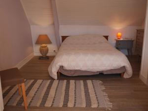 索宗Maison Sauzon, 4 pièces, 6 personnes - FR-1-418-211的一间卧室配有床、灯和地毯