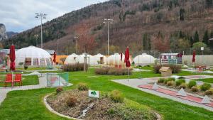 巴尔斯塔尔fitneXX Zelt-Dorf的田野中带圆顶和帐篷的公园