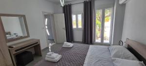 纳克索乔拉Elaion Vacation Home的一间卧室配有一张床、镜子和壁炉