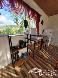 San RafaelVista al Volcán Tenorio y Montaña的客房设有一张书桌、两台笔记本电脑和一扇窗户。