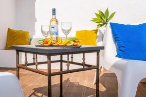 阿尔布费拉Villa Belize by Algarve Vacation的一张桌子,上面放着一瓶葡萄酒和两杯酒