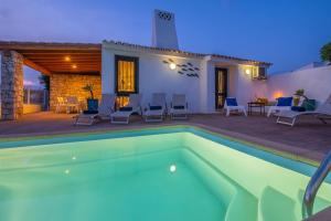 阿尔布费拉Villa Belize by Algarve Vacation的房屋前的游泳池