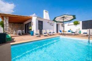 阿尔布费拉Villa Belize by Algarve Vacation的一座带游泳池和房子的别墅