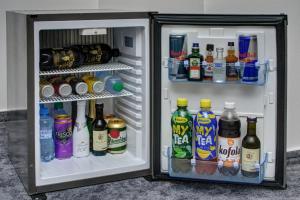 捷克克鲁姆洛夫Vila Vyšehrad的装满饮料和饮料的开放式冰箱