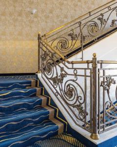 利沃夫欧洲酒店的一套铺有蓝色和白色地毯的楼梯