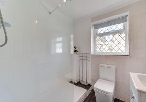 托基Abbey Mews的白色的浴室设有卫生间和窗户。