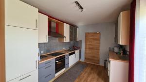 TholeyFerienwohnung Auszeit的小厨房配有白色橱柜和水槽