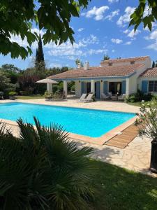 勒博塞Villa Les Folies - magnifique jardin avec piscine的房屋前的大型游泳池