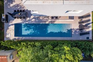 普拉Villa Aida - 4 bedroom luxury villa with large private pool 4K projector and Jacuzzi的大楼游泳池的顶部景色