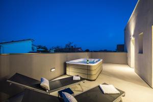 普拉Villa Aida - 4 bedroom luxury villa with large private pool 4K projector and Jacuzzi的大楼屋顶上带浴缸的浴室