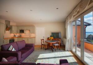 托基Kilmorie Lodge的客厅配有紫色沙发和桌子
