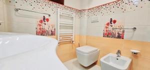 梵蒂冈角Grillo Superior Apartments的浴室配有白色卫生间和盥洗盆。