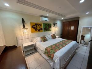 邦比尼亚斯Pousada Kaloa Eco Village的一间卧室,卧室内配有一张大床