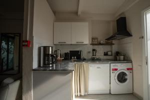 阿拉恰特塞迪利埃夫酒店的厨房配有洗衣机和洗衣机。