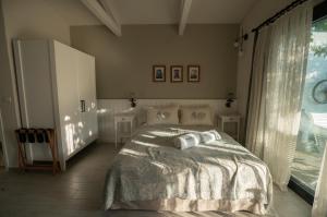 阿拉恰特塞迪利埃夫酒店的一间卧室配有一张带两个枕头的床