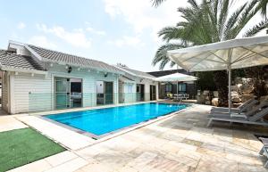 提比里亚YalaRent - Liri Resort的一座房子后院的游泳池
