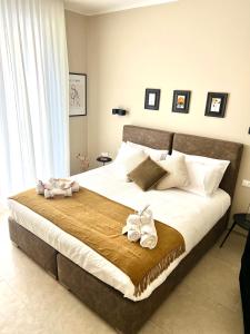 普拉托Lucentum的一间卧室配有一张大床和毛巾
