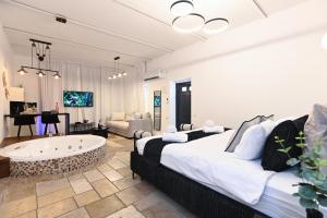 提比里亚YalaRent - Liri Resort的一间大卧室,配有一张大床和一个浴缸