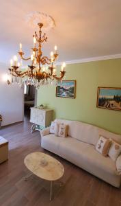 贾迪尼-纳克索斯Agape casa vacanze的带沙发和吊灯的客厅