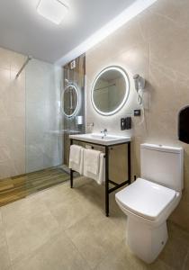 捷尔诺波尔VATRA HOTEL的一间带卫生间、水槽和镜子的浴室