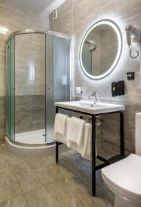 捷尔诺波尔VATRA HOTEL的带淋浴、盥洗盆和镜子的浴室