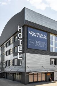 捷尔诺波尔VATRA HOTEL的建筑的侧面有标志